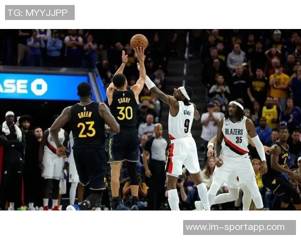 老将默契配合霍福德助攻库里精彩反篮打成21 老将默契配合霍福德助攻库里精彩反篮打成21