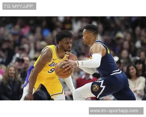 夸梅:布朗尼在主场比赛中表现得如同被车灯照射的迷茫鹿 夸梅:布朗尼在主场比赛中表现得如同被车灯照射的迷茫鹿