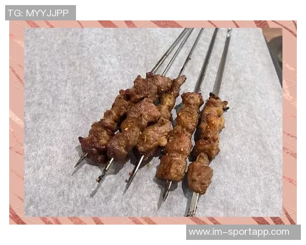 媒体人分享与亚当斯赛后夜宵合影羊肉串烧烤尽享美味时光
